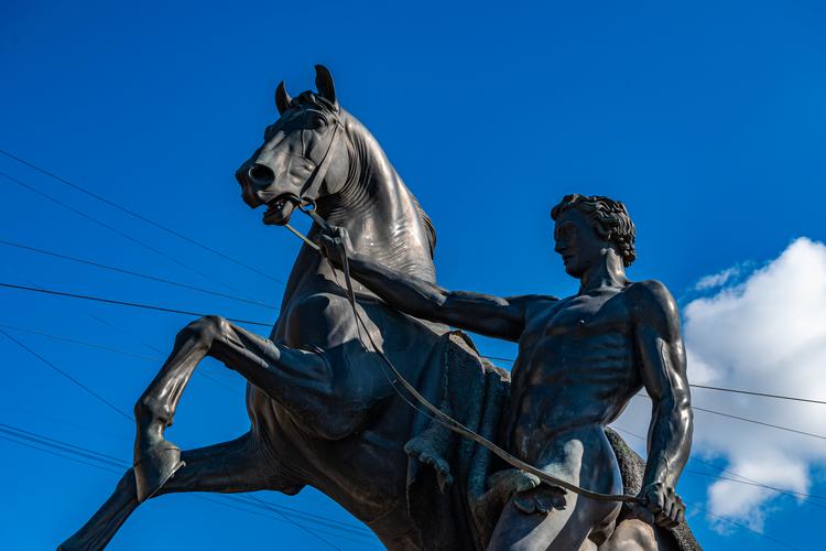 Сказка в каменных стенах: новогодние ритуалы Петербурга